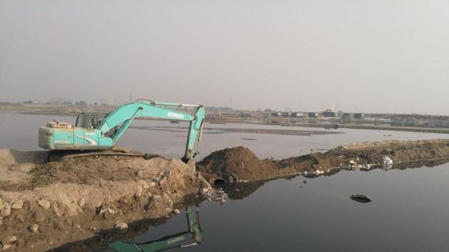 A machine lifting sand. (HT File Photo/Representative image) A machine lifting sand. (HT File Photo/Representative image)