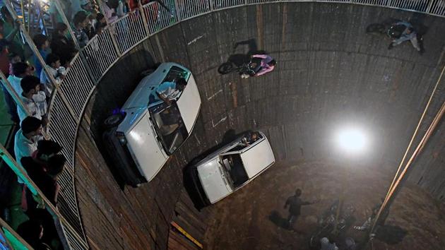 Every night, stunts are performed inside the Wall of Death. (Shashi S Kashyap/HT PHOTO) 