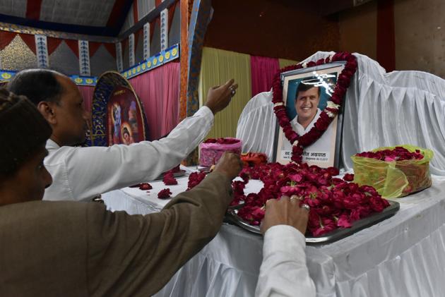 Bhopal, India - Dec. 10, 2017: Relatives and traders paying tributes during a condolence meet for Navneet Agrawal who was found dead inside his car, in Bhopal, India, on Sunday, December 10, 2017. (Photo by Mujeeb Faruqui/Hindustan Times) (Mujeeb Faruqui/HT Photo) Bhopal, India - Dec. 10, 2017: Relatives and traders paying tributes during a condolence meet for Navneet Agrawal who was found dead inside his car, in Bhopal, India, on Sunday, December 10, 2017. (Photo by Mujeeb Faruqui/Hindustan Times) (Mujeeb Faruqui/HT Photo)