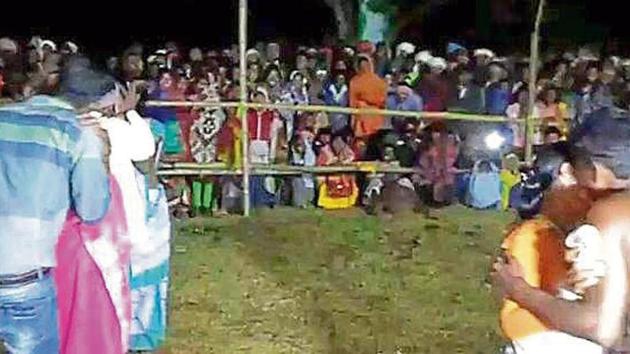 Couples take part in a kissing contest at Dumaria village in Pakur district.(HT Photo) Couples take part in a kissing contest at Dumaria village in Pakur district.(HT Photo)
