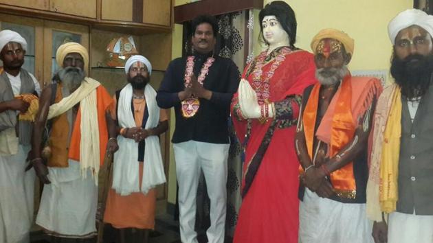 Rajaram Jain ‘Karmayogi’ with the life-size idol of woman in Kota. (HT Photo) Rajaram Jain ‘Karmayogi’ with the life-size idol of woman in Kota. (HT Photo)
