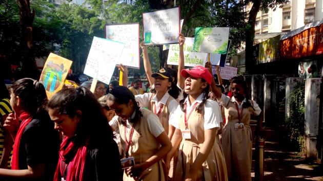 Students from Convent Girls High School, Prabhadevi, during the anti-litter day campaign. (HT photo) Students from Convent Girls High School, Prabhadevi, during the anti-litter day campaign. (HT photo)