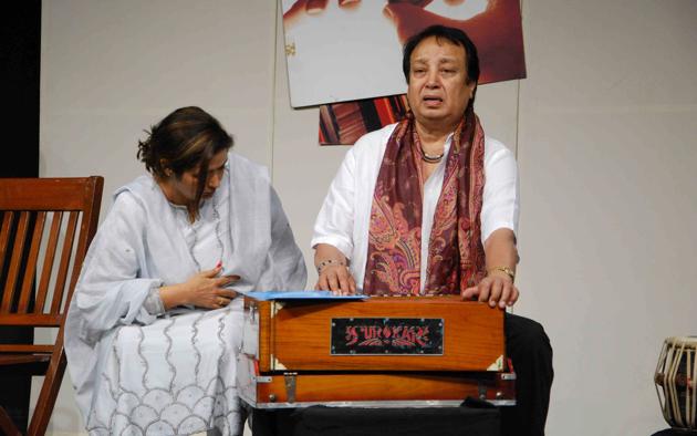 Ghazal singer Bhupinder Singh performs during a tribute concert to remember Jagjit Singh in 2012. (Amlan Dutta / HT Photo) 