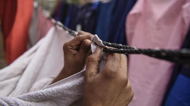 This routine is followed by nearly 40 families of washermen engaged at the Jangpura Dhobi Ghat. Nearly 250 people, including additional labourers hired as aides operate this dhobi ghat –even in the city’s biting winters. (Burhaan Kinu / HT Photo) 