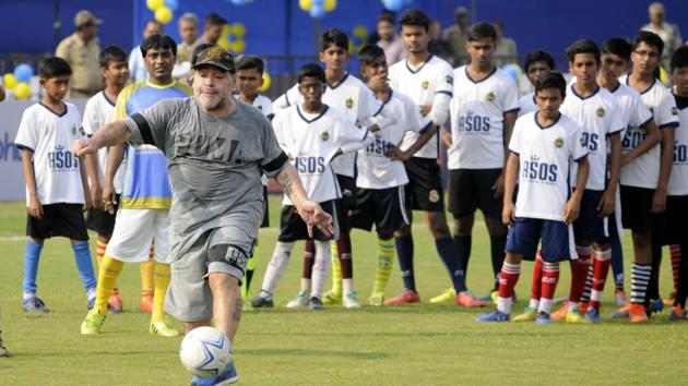 Diego Maradona thrilled school children in Kolkata on Tuesday with his soccer skills during his three-day visit to India. (Samir Jana/HT Photo) Diego Maradona thrilled school children in Kolkata on Tuesday with his soccer skills during his three-day visit to India. (Samir Jana/HT Photo)