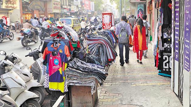 Hawkers on a footpath at Laxmi road in Pune on Tuesday. As per the Supreme Court’s order issued on September 2013, the civic administration has to allow all the vendors to do their business in the urban areas.(Rahul Raut/ HT PHOTO) Hawkers on a footpath at Laxmi road in Pune on Tuesday. As per the Supreme Court’s order issued on September 2013, the civic administration has to allow all the vendors to do their business in the urban areas.(Rahul Raut/ HT PHOTO)
