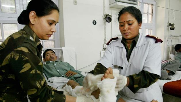 An Indian Army soldier gets treatment for a gunshot wound to his leg at the 92 Base Military hospital, Srinagar, June 15,2002(Getty Images)