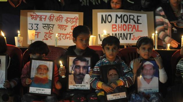 Bhopal gas tragedy survivors and others paying tribute to the victims of one of the world`s biggest Industrial disasters at Iqbal Maidan on the 33rd anniversary of the tragedy in Bhopal on 2 December, 2017 (Mujeeb Faruqui/HT Photo) Bhopal gas tragedy survivors and others paying tribute to the victims of one of the world`s biggest Industrial disasters at Iqbal Maidan on the 33rd anniversary of the tragedy in Bhopal on 2 December, 2017 (Mujeeb Faruqui/HT Photo)