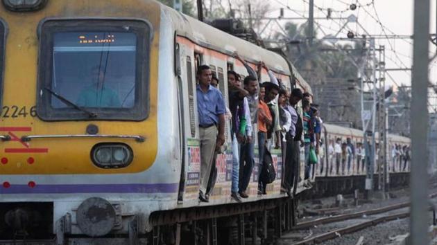 Passengers on the crowded train who saw a man fall near Kalwa tweeted about it, which helped save his life.(HT File Photo / For representational purpose only)