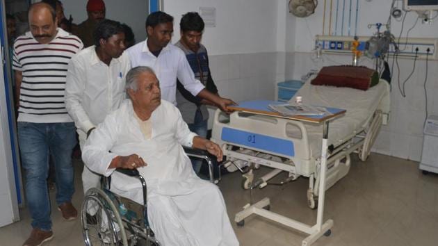 BJP leader Samresh Singh, who sneaked out of a Dhanbad hospital where he was taken from jail custody, is seen returning to the hospital on a wheelchair.(HT Photo)