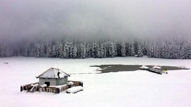 The season’s first snowfall left a pristine sheen over Khajjiar in Chamba district, Himachal Pradesh. Even as snow eluded Himachal Pradesh’s capital Shimla on Tuesday, the picturesque tourist town of Manali experienced mild snow. (HT Photo) 
