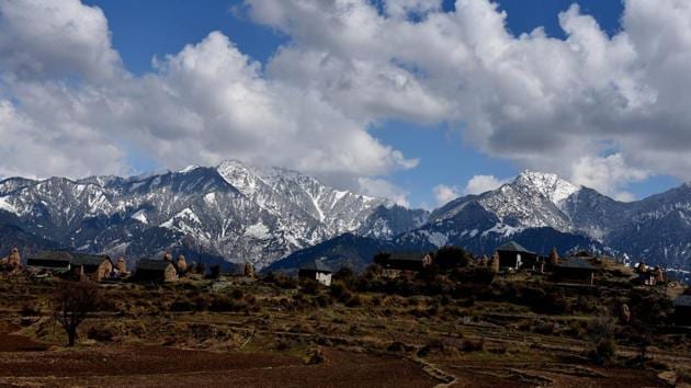 Mandi hills in Himachal Pradesh were also wrapped in fresh snow lending sharp contrast to the lower regions. The high-altitude tribal areas, mountain passes, ranges and other higher hills experienced heavy snowfall, mid and lower areas received widespread rains. (Birbal Sharma / HT Photo) 