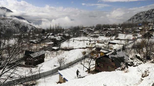Residents in Srinagar were happy to see snow blanketing the landscape in the morning. “This is Kashmir. Without snow the landscape looks orphaned,” said Nisar Hussain, a retired chief engineer who lives in Gogjibagh. (Waseem Andrabi / HT Photo) 