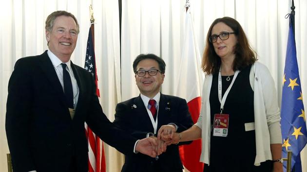 US Trade Representative Robert Lighthizer, Japan's Minister of Economy,Trade and Industry Hiroshige Seko, and European Commissioner for Trade Cecilia Malmstrom pose for a photo during a meeting at the 11th World Trade Organization's ministerial conference in Buenos Aires December 12.(Reuters Photo)