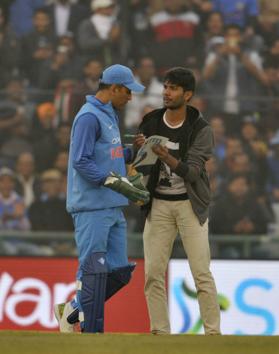The man was carrying a card and went to MS Dhoni who was standing at the centre of the field behind the stumps. (Ravi Kumar/HT)