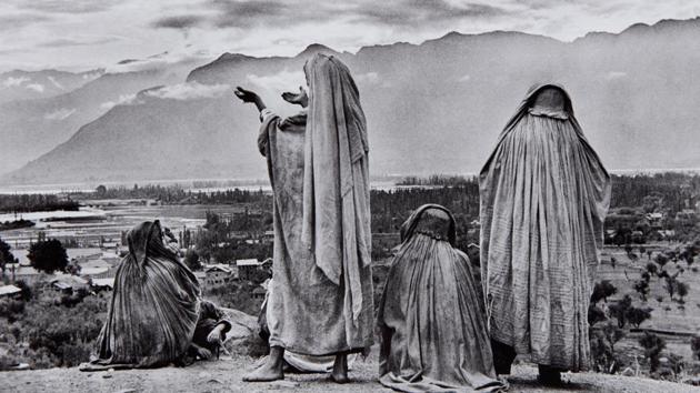 Srinagar, Kashmir, 1948. This photograph, estimated at $8000- 12000, sold for $32,500 at Phillips auction house in New York. Arguably one of Cartier-Bresson’s finest India images, this depicts Muslim women praying on Hari Parbat Hill, with the rising sun illuminating the Himalayas. (Henri Cartier-Bresson / Magnum Photos) Srinagar, Kashmir, 1948. This photograph, estimated at $8000- 12000, sold for $32,500 at Phillips auction house in New York. Arguably one of Cartier-Bresson’s finest India images, this depicts Muslim women praying on Hari Parbat Hill, with the rising sun illuminating the Himalayas. (Henri Cartier-Bresson / Magnum Photos)