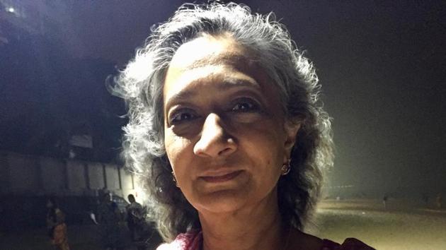 Activist Sumaira Abdulali with lux meter at Juhu beach. (HT) Activist Sumaira Abdulali with lux meter at Juhu beach. (HT)