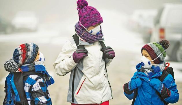 Avoid dressing up kids in just one heavy garment. Make them wear layers of clothing instead.(Getty Images) Avoid dressing up kids in just one heavy garment. Make them wear layers of clothing instead.(Getty Images)