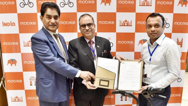 (From left) CEO DLF Foundation Vinay Sahani, DLF executive director Col Prakash Tewari and CEO Mobike, India, Vibhor Jain at a conference in Gurgaon, on Thursday.(Sanjeev Verma/HT PHOTO)