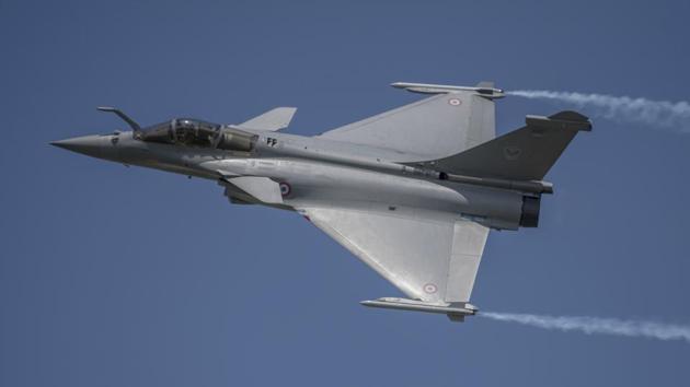 India and France signed an $8.7-billion deal for two Rafale squadrons (36 planes) in September 2016 as an emergency purchase to arrest the worrying slide in the IAF’s capabilities(Getty Images File Photo)