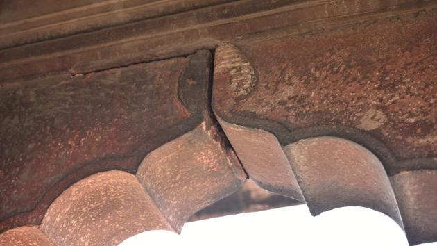 The cracks in the arches of Jama Masjid’s main corridor are as a result of eroding sandstone. The crumbling structure of Delhi’s Jama Masjid is testimony to the administration’s neglect of the Capital’s heritage. (Sanchit Khanna / HT Photo)
