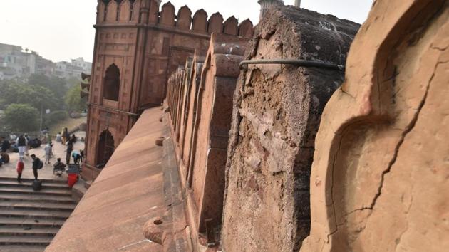 Portions of the eaves of all four chhattris (dome-shaped pavilions) have also started chipping. Several marble finials on the smaller domes on the northern and southern gates have also fallen. (Sanchit Khanna / HT Photo)
