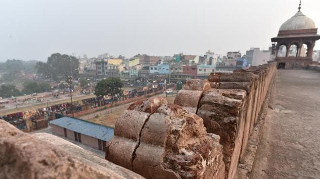 In utter disrepair, heavy stones attached to the parapet walls are coming off. Some have even fallen. (Sanchit Khanna/HT PHOTO) In utter disrepair, heavy stones attached to the parapet walls are coming off. Some have even fallen. (Sanchit Khanna/HT PHOTO)
