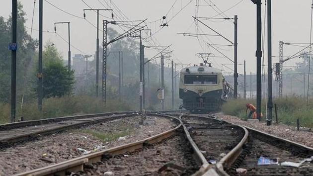 The CR cancelled three mail express trains between December 12 and 14 to avoid disruption of suburban services owing to heavy fog beyond Kalyan. (HT File Photo) The CR cancelled three mail express trains between December 12 and 14 to avoid disruption of suburban services owing to heavy fog beyond Kalyan. (HT File Photo)