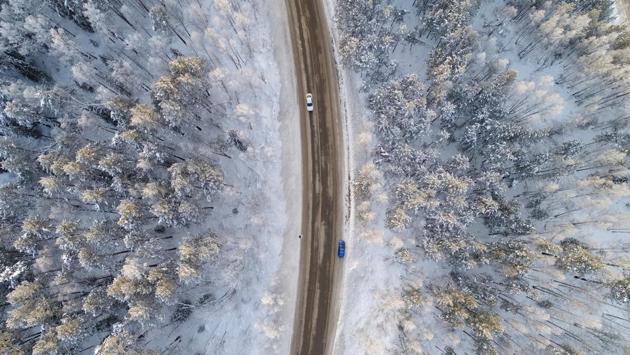 An aerial view shows a road on the banks of the Yenisei River, in air temperatures of about minus 17 degrees Celsius, Russia on December 10, 2017. (Ilya Naymushin / REUTERS) An aerial view shows a road on the banks of the Yenisei River, in air temperatures of about minus 17 degrees Celsius, Russia on December 10, 2017. (Ilya Naymushin / REUTERS)