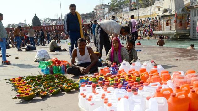 Banned plastic products being sold openly at Har-Ki-Pauri in Haridwar.(Rameshwar Gaur/HT Photo)