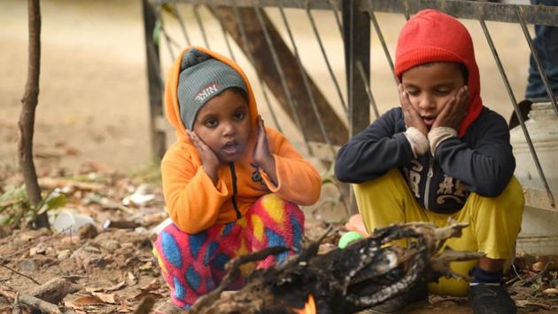 Kids around a bonfire in Chandigarh. (RAVI KUMAR/HT) Kids around a bonfire in Chandigarh. (RAVI KUMAR/HT)