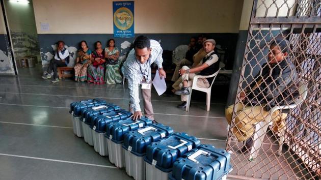 A polling official checks serial numbers on Voter Verifiable Paper Audit Trail (VVPAT) machines at a distribution centre ahead of the final phase of voting in Gujarat state assembly election in Ahmedabad, India, December 13, 2017. (REUTERS Photo) A polling official checks serial numbers on Voter Verifiable Paper Audit Trail (VVPAT) machines at a distribution centre ahead of the final phase of voting in Gujarat state assembly election in Ahmedabad, India, December 13, 2017. (REUTERS Photo)