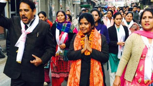 Preeti, independent candidate from Ward 11, during campaign in Amritsar on Friday. (Sameer Sehgal/HT) Preeti, independent candidate from Ward 11, during campaign in Amritsar on Friday. (Sameer Sehgal/HT)