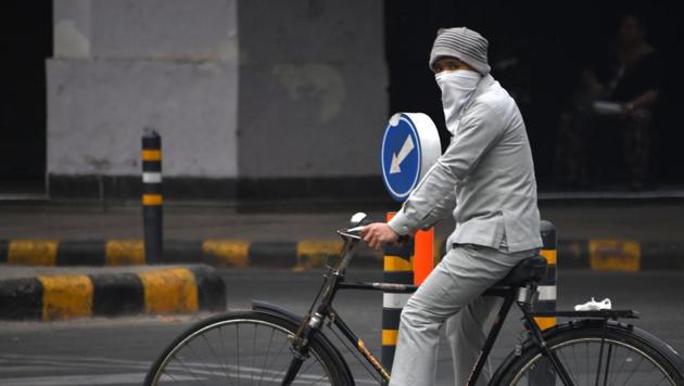 A man cycles wearing face protection amid heavy smog in New Delhi. (AFP) A man cycles wearing face protection amid heavy smog in New Delhi. (AFP)