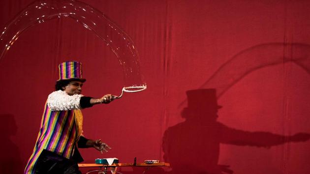 Magician Anil Kumar performs tricks at Jaddu Utsav, held on December 15 at Kashinath Ghanekar Auditorium, Thane. Around 250 magicians from across the country as well as overseas took part in the convention. (Pratik Chorge/HT PHOTO)