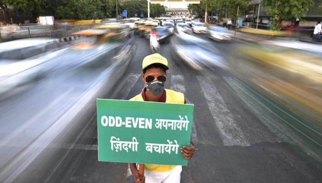 Civil Defence personnel promote odd-even trail at ITO in New Delhi, India, on Monday, April 18, 2016. (Hindustan Times File Photo) Civil Defence personnel promote odd-even trail at ITO in New Delhi, India, on Monday, April 18, 2016. (Hindustan Times File Photo)