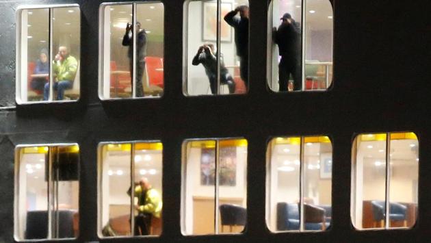 Passengers aboard the P&O ferry Pride of Kent watch rescue operations after the vessel ran aground during bad weather in the port of Calais in northern France on December 10, 2017. (Pascal Rossignol / REUTERS) Passengers aboard the P&O ferry Pride of Kent watch rescue operations after the vessel ran aground during bad weather in the port of Calais in northern France on December 10, 2017. (Pascal Rossignol / REUTERS)
