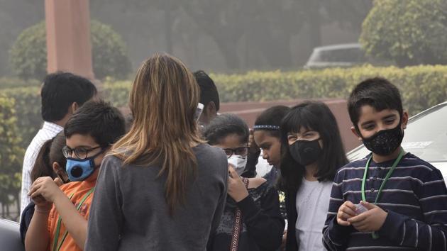 Children cover their faces with masks due to dense smog, New Delhi, India, November 12, 2017 (Sonu Mehta/HT)