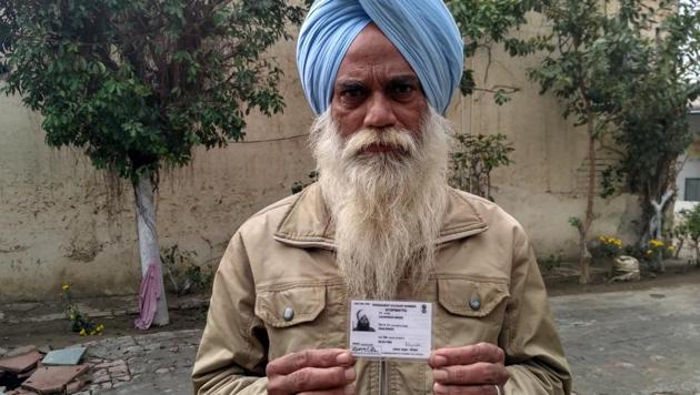 Lachhman Singh shows his PAN card in Sangrur on Friday.(HT Photo)
