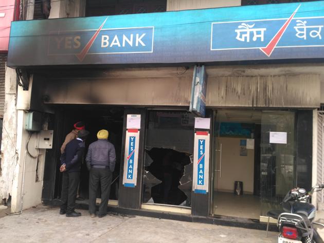 The building of the Yes Bank branch on Tibri Road in Gurdaspur that caught fire early on Saturday.(Kamaljit Singh Kamal/HT)