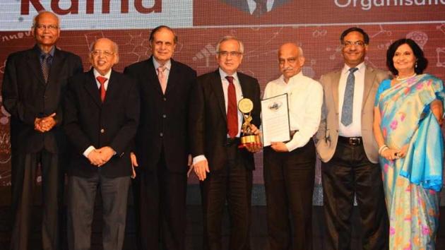 (From left) Scientist R Mashelkar, Govind Swaroop of Tata Institute of Fundamental Research; Arun Firodia, industrialist; Rajiv Kumar, vice-chairman of Niti Aayog, Kiran Kumar, chairman of ISRO; Ashutosh Sharma, secretary, department of science and technology, Government of India and Jayashree Firodia during the HK Firodia awards at COEP on Friday.(Shankar Narayan/HT photo)