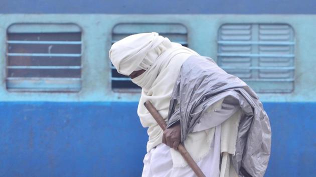 In Punjab, Amritsar saw a high of 15.8 degrees Celsius, six degrees below normal. The foggy Friday night made way for a clear Saturday morning but there was no respite from the cold as the city recorded a low of 5.7 degrees Celsius. (Sameer Sehgal/HT)