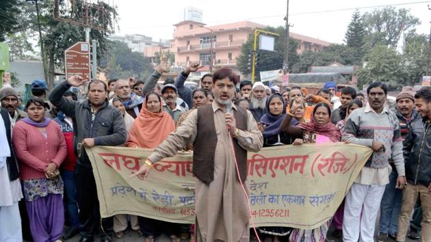Vendors carried out a thanks giving march as their long term demand of separate vending zone is being catered to with zone coming up at Tehsil-Jwalapur stretch in Haridwar. (HT PHOTO) Vendors carried out a thanks giving march as their long term demand of separate vending zone is being catered to with zone coming up at Tehsil-Jwalapur stretch in Haridwar. (HT PHOTO)