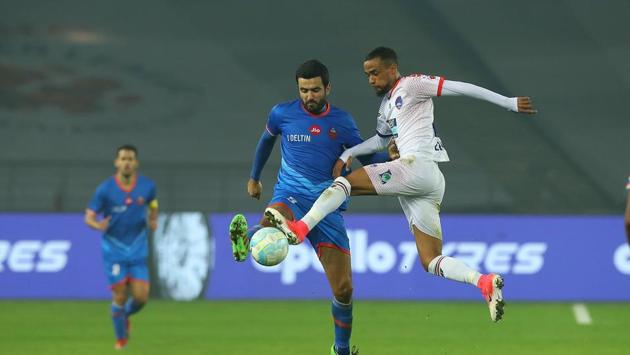 Jeroen Lumu of Delhi Dynamos FC and Ahmed Jahouh of FC Goa vie for the ball during their Indian Super League (ISL) match at the Jawaharlal Nehru Stadium, New Delhi, on Saturday. (ISL / SPORTZPICS) 