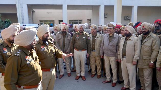 The police are checking sarais, hotels and guest houses to keep tabs on anti-social elements. (Sameer Sehgal/HT) The police are checking sarais, hotels and guest houses to keep tabs on anti-social elements. (Sameer Sehgal/HT)