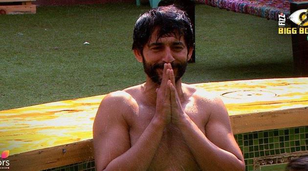 Hiten Tejwani had to strip for Arshi Khan during a task on Bigg Boss 11. Hiten Tejwani had to strip for Arshi Khan during a task on Bigg Boss 11.