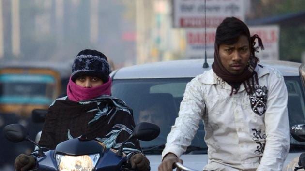 Winter in the north has taken a chilly turn, making people take ample coverage and relish hot, crunchy snacks and bonfires. (Pradeep Pandit/HT)
