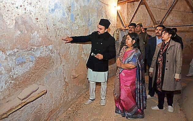 This was the second time in three days that a team of district administration visited the site after Hindustan Times on Thursday highlighted how cracks triggered by water seepage were threatening the Mughal-era mosque.(Sonu Mehta/HT PHOTO)