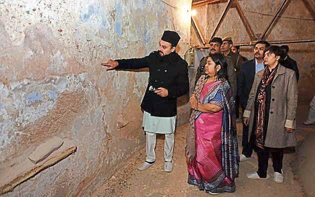 This was the second time in three days that a team of district administration visited the site after Hindustan Times on Thursday highlighted how cracks triggered by water seepage were threatening the Mughal-era mosque.(Sonu Mehta/HT PHOTO) This was the second time in three days that a team of district administration visited the site after Hindustan Times on Thursday highlighted how cracks triggered by water seepage were threatening the Mughal-era mosque.(Sonu Mehta/HT PHOTO)