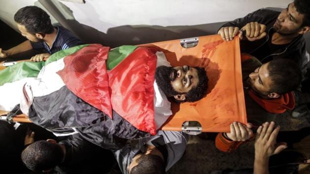 Palestinians carry the body of 29-year-old Ibrahim Abu Thurayeh during his funeral in Gaza City on December 16, 2017 after he was shot dead in clashes between Israeli forces and protesters along the Gaza-Israel border, as clashes against Washington's recognition of Jerusalem as Israel's capital intensified.(AFP Photo)